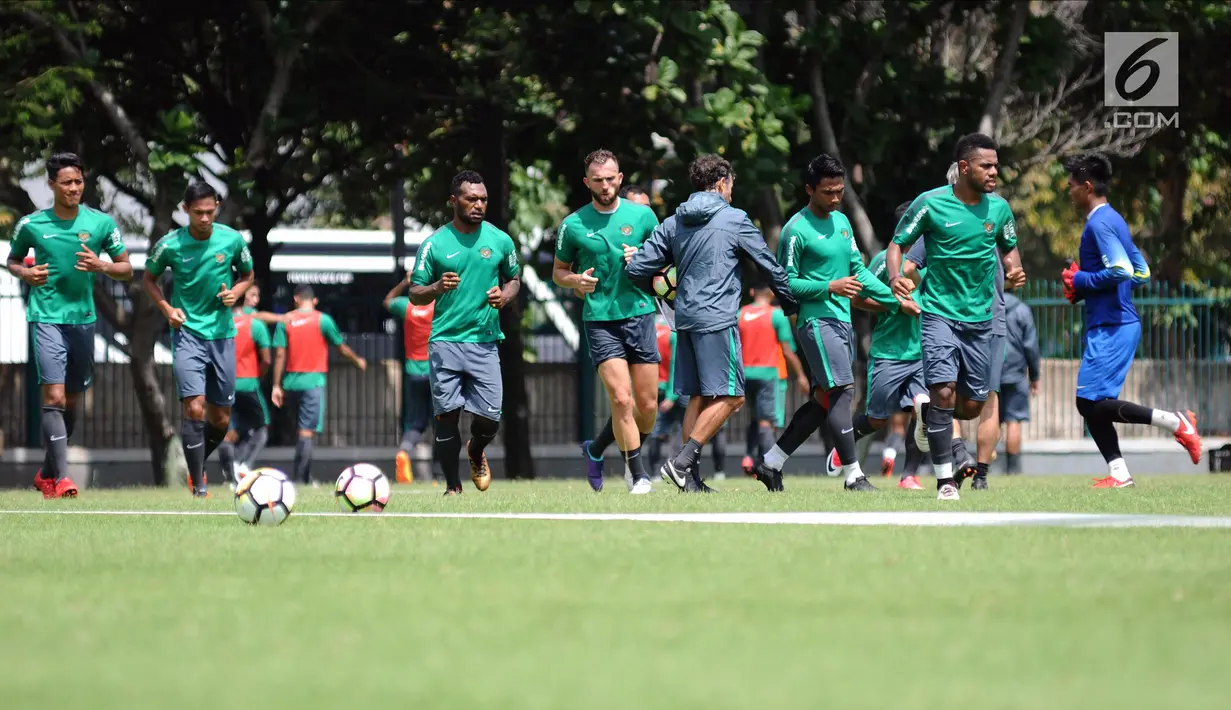 Pemain Timnas Indonesia U-23 berlari saat latihan di Lapangan ABC Senayan, Kompleks GBK, Jakarta, Selasa (20/2). Jelang berlaga di Asian Games 2018, pemain Timnas Indonesia U-23 kembali melakukan pemusatan latihan. (Liputan6.com/Helmi Fithriansyah)