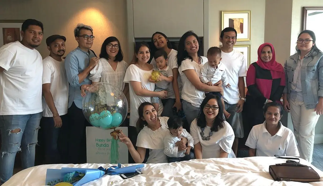 Sebagai istri yang telah memberikan seorang anak, atlet taekwondo yang juga pemeran dalam film dan beberapa film televisi itu hanya berharap suaminya menghentikan kebiasaannya merokok. (Instagram/tya_ariestya)