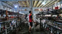 Aktivitas pekerja benang di Kebayoran Lama, Jakarta, Kamis (19/1/2023). Pemerintah menargetkan penyaluran Kredit Usaha Rakyat (KUR) pada Tahun 2023 sebesar Rp460 triliun atau jumlah ini naik 23,32 persen dari tahun 2022 yang sebesar Rp373 triliun. (Liputan6.com/Angga Yuniar)