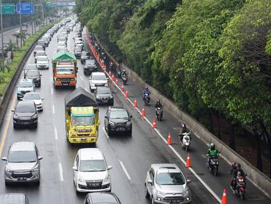 Pengendara motor melintasi Gerbang Tol Lenteng Agung 2 di Tanjung Barat, Jakarta, Rabu (1/1/2020). Banjir yang menggenangi Jalan TB Simatupang menyebabkan akses bagi pengendara terputus sehingga membuat arus lalu lintas seluruh kendaraan dialihkan melalui jalan tol. (Liputan6.com/Immanuel Antonius)