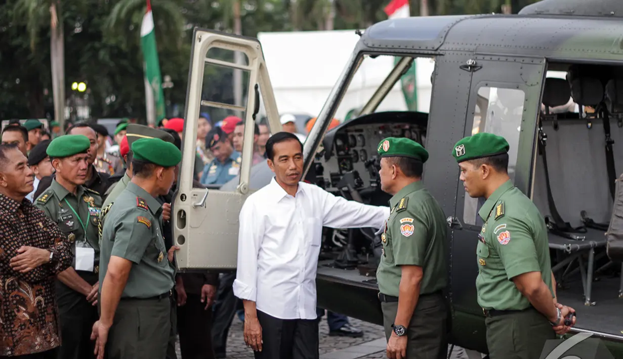 Presiden Jokowi tengah berbincang sejumlah Perwira TNI di Pameran  Alutsista TNI AD, Jakarta, Rabu (17/12/2014). (LIputan6.com/Faizal Fanani)