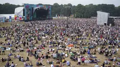 Penonton festival menyaksikan Bill Bailey tampil di Obelisk Arena di festival Latitude di Henham Park, Southwold, Inggris, Minggu (25/7/2021). Ribuan orang memadati area Festival Latitude di Inggris timur pada Jumat (23/7/2021) waktu setempat. (Jacob King/PAvia AP)
