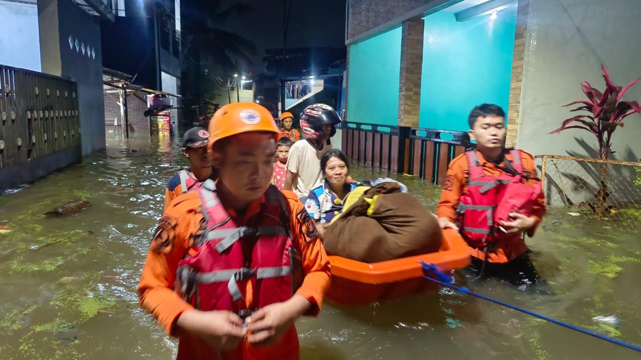 BPBD Makassar evakuasi warga terjebak banjir (Liputan6.com/Istimewa)