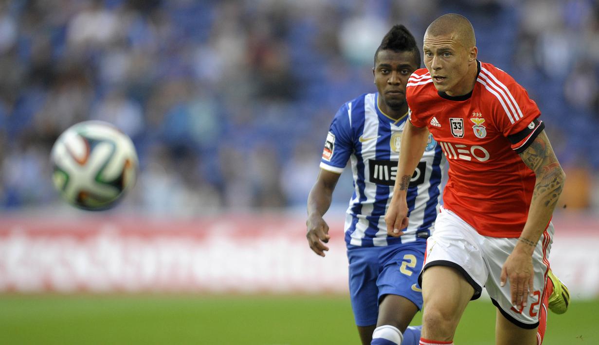Bek Benfica, Victor Lindelof, berebut bola dengan striker FC Porto, Kelvin Oliveira pada lanjutan liga Portugal di Stadion Dragao, Porto (10/5/2014). (AFP/Miguel Riopa)