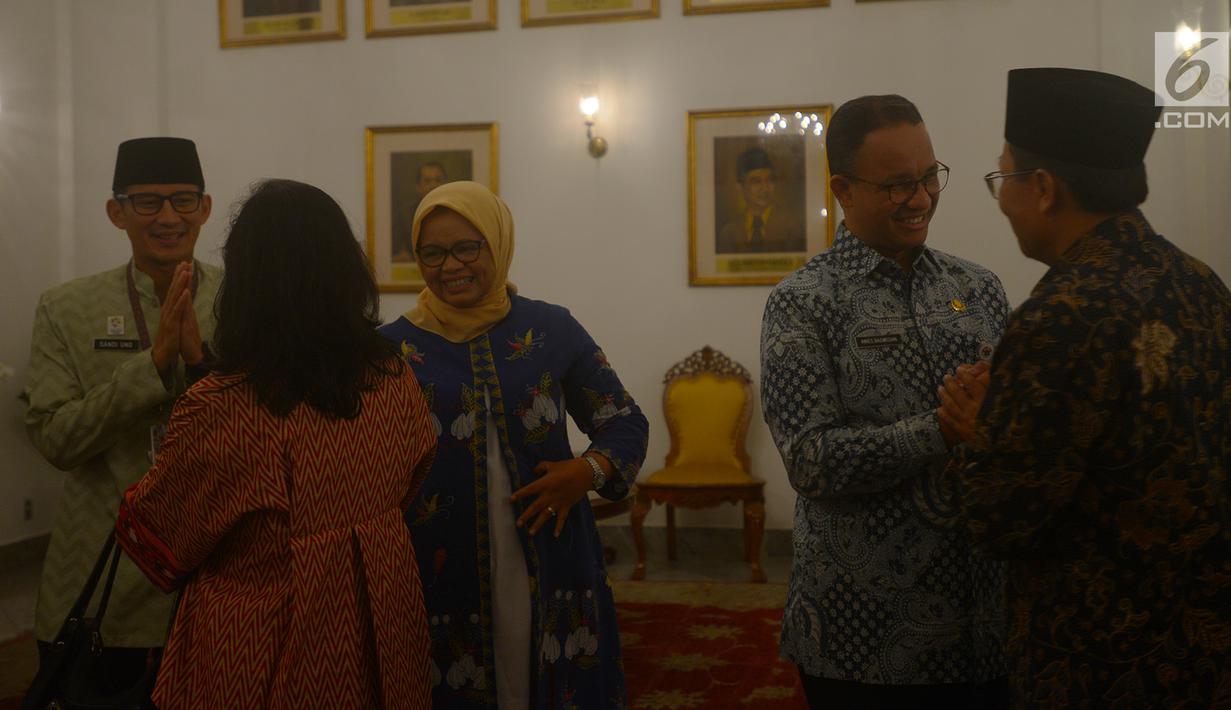 Gubernur DKI, Anies Baswedan didampingi istrinya dan Wakil Gubernur, Sandiaga Uno bersalam-salaman dengan pegawai Pemprov DKI di Balai Kota Jakarta, Kamis (21/6).  Anies-Sandi menggelar halalbihalal pada hari pertama masuk kerja. (Merdeka.com/Imam Buhori)