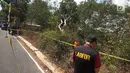 Personel Tim Labfor Mabes Polri Cabang Semarang melakukan olah TKP lokasi tempat terjadinya ledakan oleh pohon sengon, di Desa Malon, Gunungpati, Semarang, Selasa (7/8/2019). Pohon sengon disebut-sebut sebagai biang keladi listrik padam sse-Jabodetabek pada 4 Agustus lalu. (Liputan6.com/Gholib)