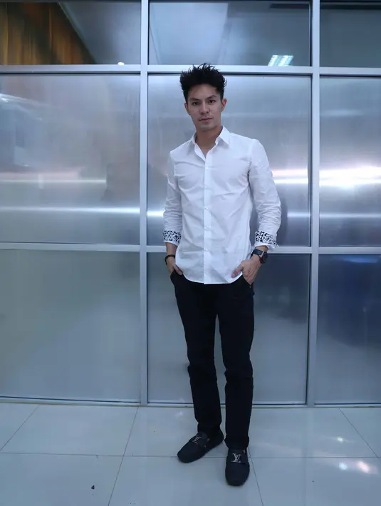 "Bisnis juga puji Tuhan udah terbangun walaupun awalnya masih sangat muda perusahaan aku, tapi aku sama orang-orang yang tepat dan hebat," ungkap Fero Wolandow saat ditemui di kawasan Bintaro, Jakarta Selatan, Minggu, (25/12). (Nurwahyunan/Bintang.com)