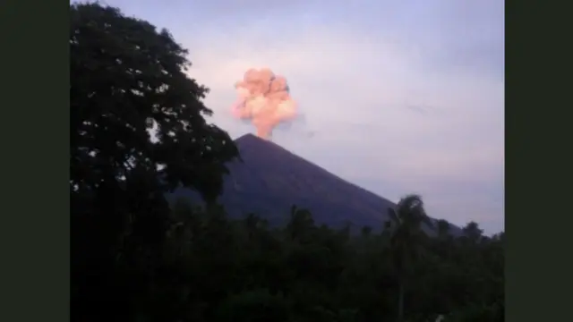 "Kepalan Tangan" Raksasa Muncul di Puncak Gunung Agung