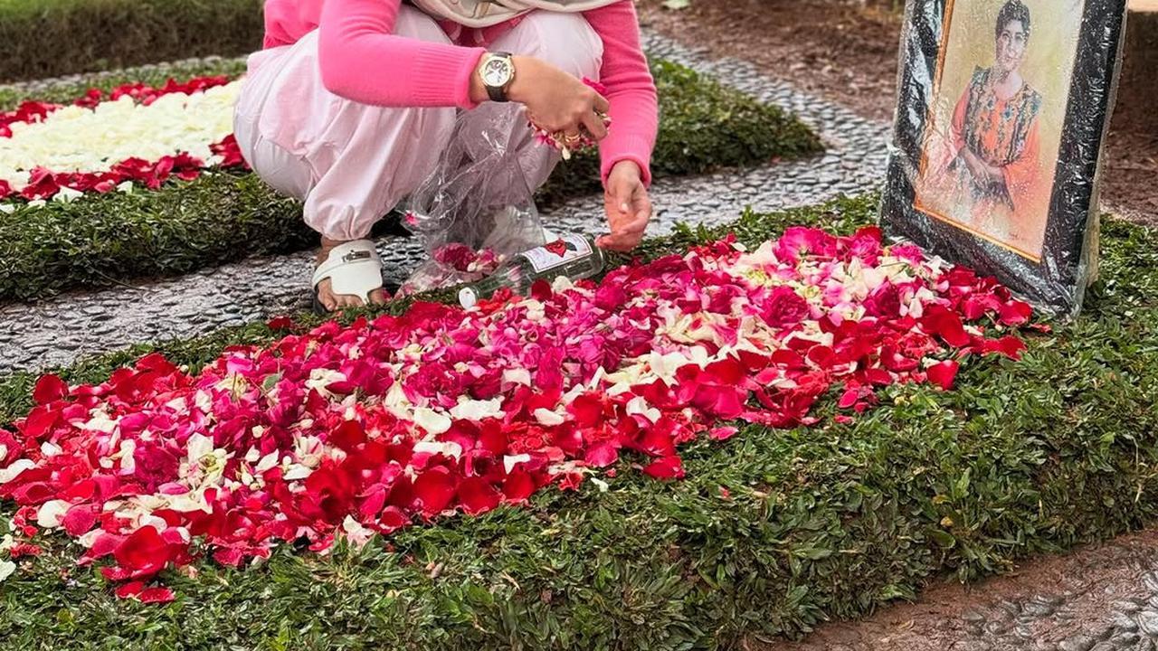 Inul Daratista Ziarah ke Makam Titiek Puspa di Hari ke-7 Meninggalnya Sang Legenda
