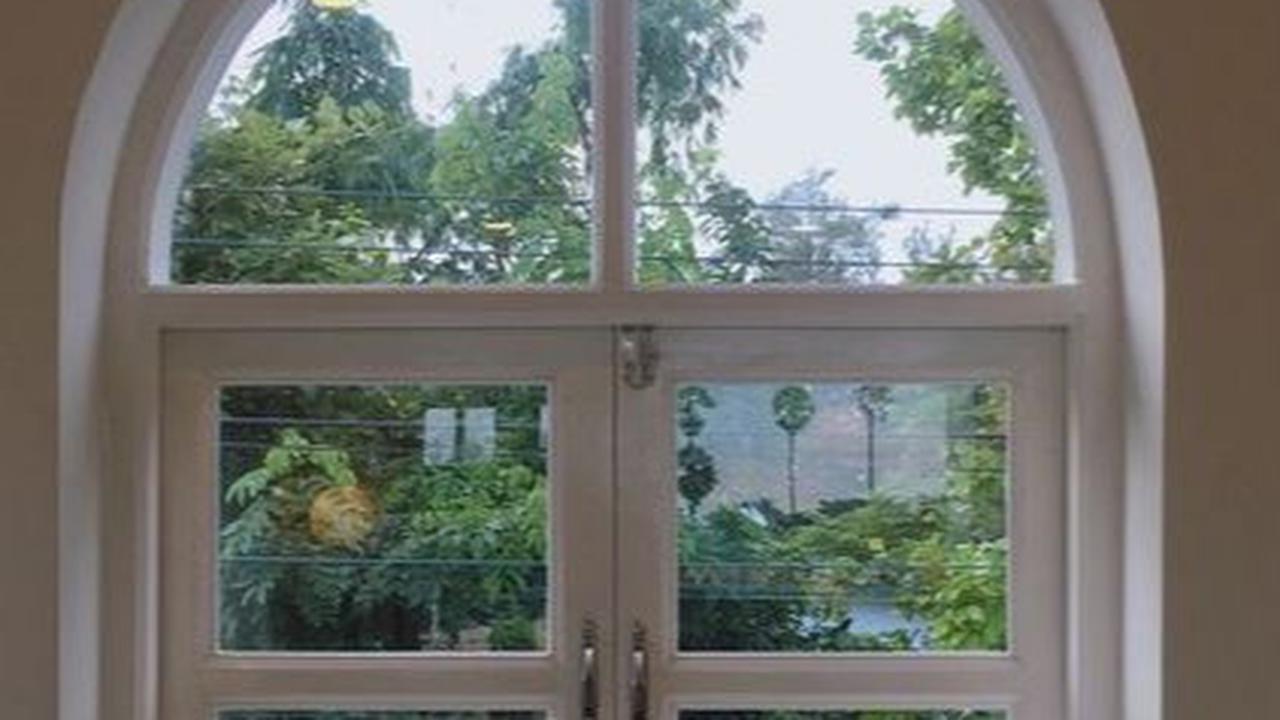 8 Ide Desain Jendela Kayu, Bikin Rumah Terasa Klasik dan Estetik