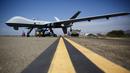 General Atomics MQ - 9 Reaper terparkir di landasan pacu sebelum uji coba demonstrasi 'Black Dart' di Naval Base Ventura County Sea Range, California, Jumat (31/7/2015). (REUTERS/Patrick T. Fallon)