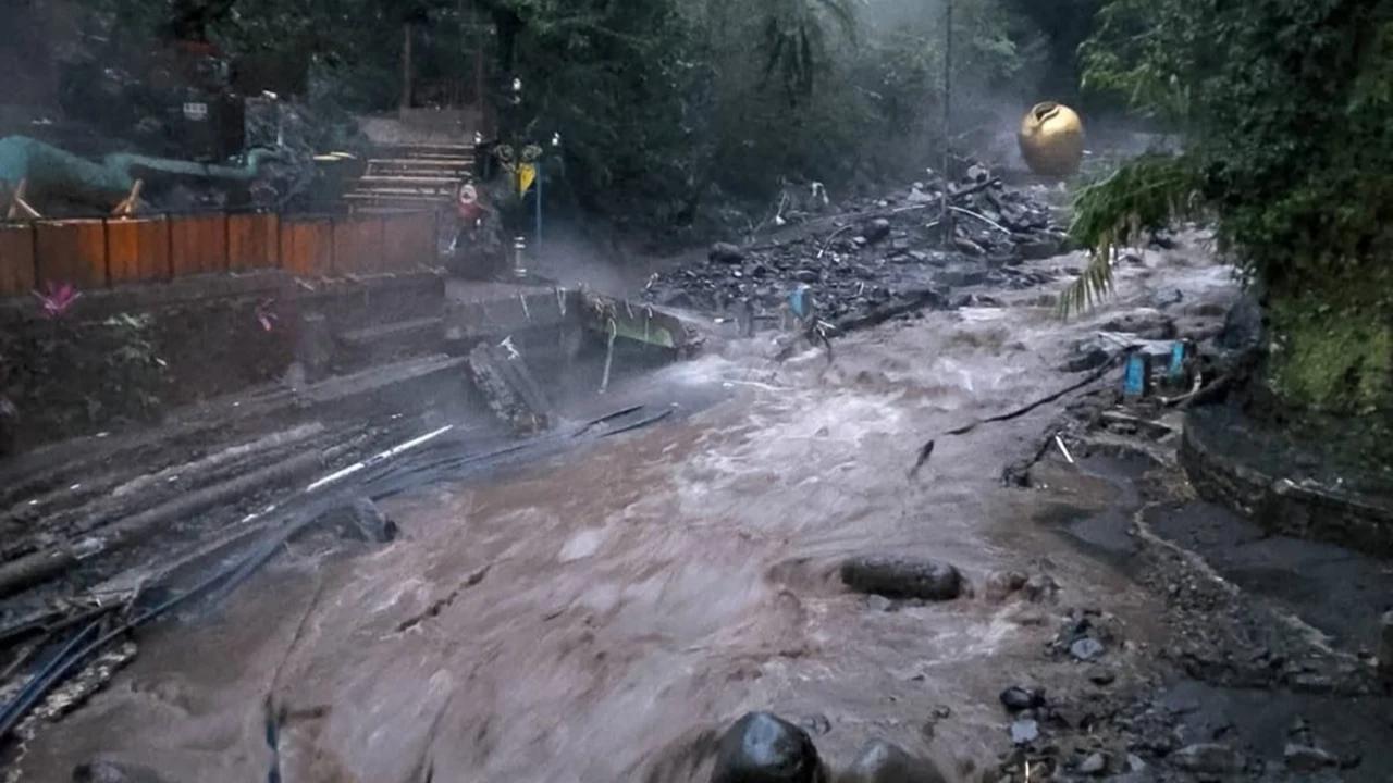 Banjir bandang wisata Guci Tegal Jateng