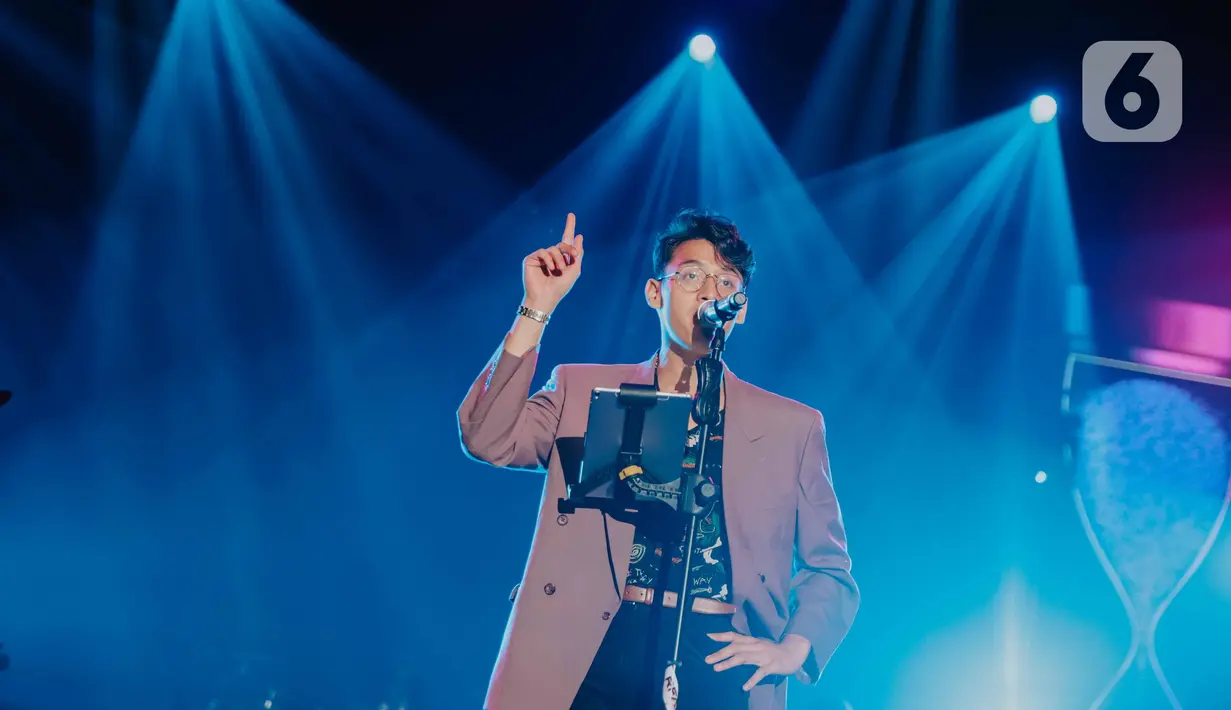 Penyanyi Ardhito Pramono beraksi pada Jakarta International BNI Java Jazz Festival 2020 di Jakarta, Sabtu (29/2/2020). Ardhito membawakan sejumlah lagu seperti Bila, Bitter Love, dan Fake Optics. (Liputan6.com/Faizal Fanani)