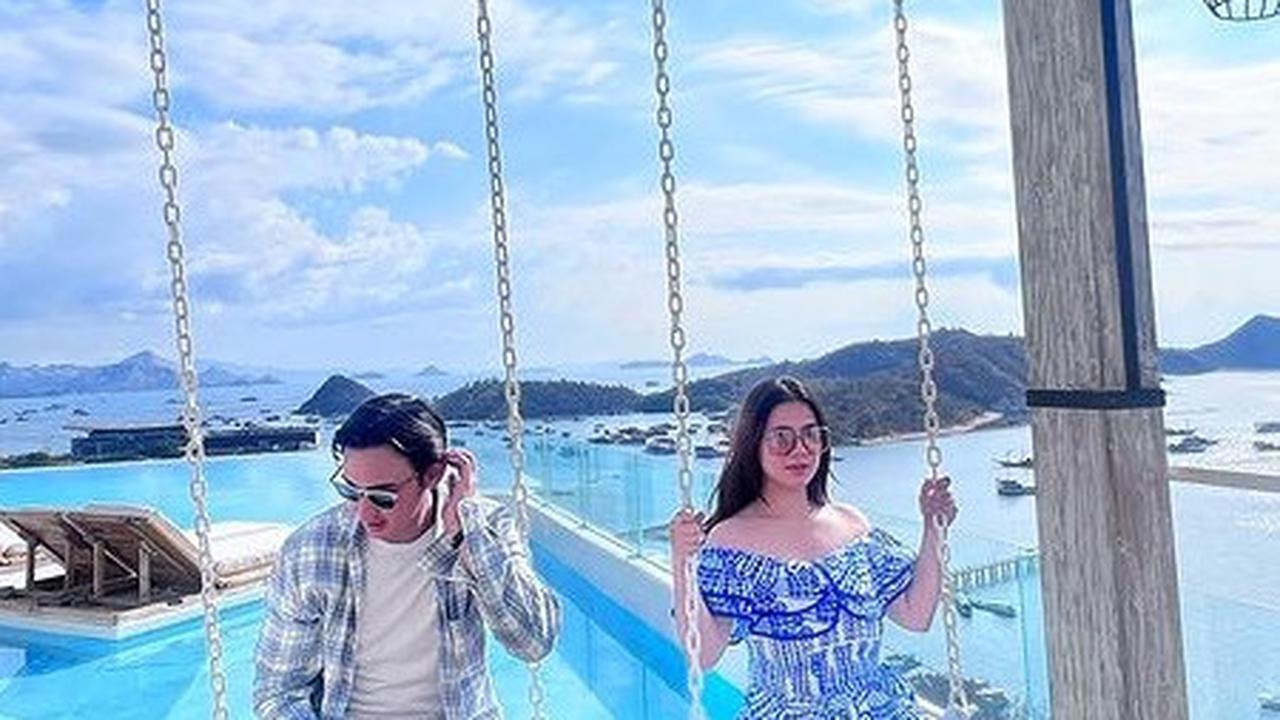 Ketika berada di resort, Feli dan Hito menjajal ayunan yang disediakan. Permainan sederhana ini berada di bibir sebuah kolam renang dengan air yang biru.