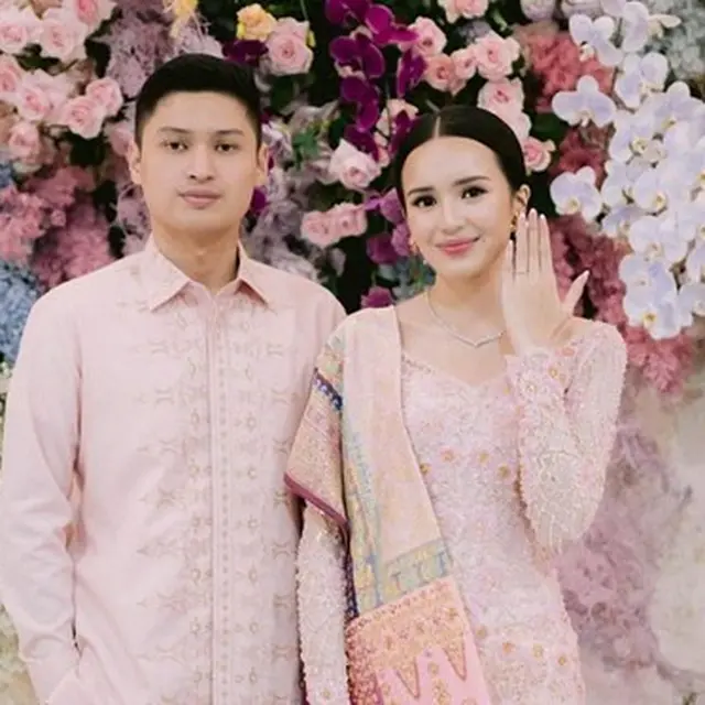 5 Potret Beby Tsabina Resmi Dilamar Kekasih, Penuh Bahagia