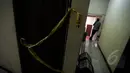 Pintu kamar kos tempat terbunuhnya Deudeuh Alfisahrin telah diberi garis polisi, Jakarta, Rabu (15/4/2015). Rumah kos Boarding House di kawasan Tebet tampak sepi pasca terbunuhnya Deudeuh. (Liputan6.com/Faizal Fanani)