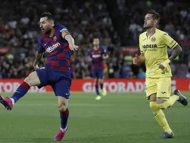 Penyerang Barcelona, Lionel Messi berusaha mengontrol bola saat bertanding melawan Villareal pada lanjutan pertandingan La Liga di Camp Nou, Rabu (25/9/2019). Barcelona menang tipis atas Villareal 2-1. (AP Photo/Joan Monfort)