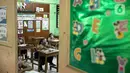 Suasana hari pertama uji coba Pembelajaran Tatap Muka (PTM) di SDN Kenari 08 Pagi, Jakarta, Rabu (7/4/2021). Skema yang akan diterapkan adalah pembelajaran tatap muka secara bergantian di dalam ruangan maksimum 50 persen dari kapasitas ruangan. (Liputan6.com/Faizal Fanani)