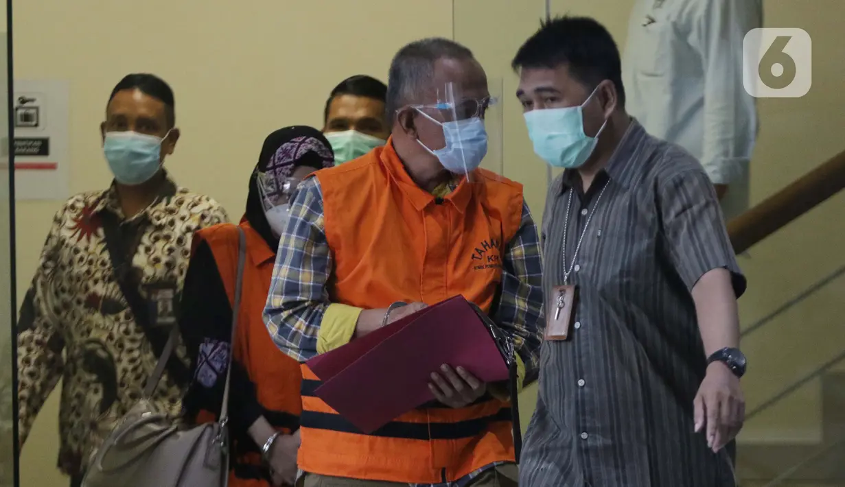 Petugas KPK mengawal tersangka suap dana bantuan Provinsi kepada Kabupaten Indramayu TA 2017-2019, Ade Barkah S (kedua kanan) dan Siti Aisyah Tuti Handayani di Gedung KPK, Jakarta, Kamis (15/4/2021). KPK menahan keduanya untuk mendalami pemeriksaan. (Liputan6.com/Helmi Fithriansyah)