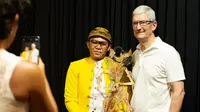 CEO Apple Tim Cook mengunjungi Museum Wayang Jakarta, Rabu (17/4/2024), bertemu dengan Fakih Tri Sera Fil Ardhi selaku dalang wayang kulit. Credit: Apple