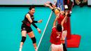 <p>Pemain Red Sparks, Gwak Seon-ok (kiri) melepaskan spike yang berusaha diblok dua pemain tim putri Indonesia All Star, Yolla Yuliana (kanan) dan Maradanti Namira pada laga ekshibisi bola voli fun volleyball di Indonesia Arena, Senayan, Jakarta, Sabtu (20/4/2024). Red Sparks menang 3-2 (25-17, 25-15, 19-25, 18-25 dan 15-12). (Bola.com/Bagaskara Lazuardi)</p>