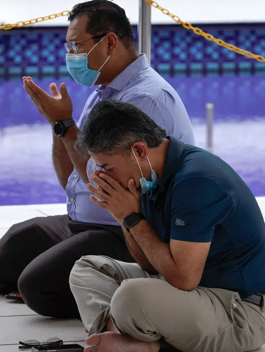 Umat muslim Malaysia berdoa saat melaksanakan ibadah salat Jumat dengan mempersingkat khotbah di Masjid Nasional di Kuala Lumpur, Jumat (13/3/2020). Malaysia memutuskan tetap melakukan salat Jumat, tetapi dengan pedoman yang ketat pasca-penyebaran virus corona COVID-19. (AP Photo/Vincent Thian)