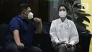 Erini Mutia Yufada (kanan) usai diperiksa di gedung KPK, Jakarta, Senin (25/10/2021). Erini diperiksa terkait dugaan suap pengadaan barang-jasa di Kab Musi Banyuasin TA 2021 yang menjerat suaminya, Bupati nonaktif Dodi Reza Alex Noerdin dan Kadis PUPR Herman Mayori. (Liputan6.com/Helmi Fithriansyah)