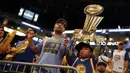 Fans Warriors saat menyaksikan laga FInal NBA Warriors melawan Cleveland Cavaliers lewat televisi di Oracle Arena, Oakland, California, (9/6/2017).  (AP/Marcio Jose Sanchez)