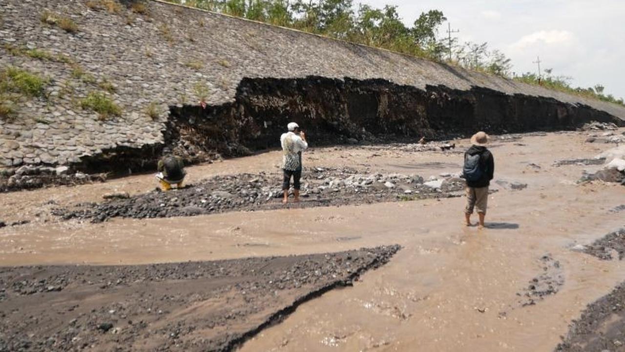 Tanggul Lahar Gunung Semeru Nyari Jebol, Ratusan Warga Desa Sumberwuluh Terancam