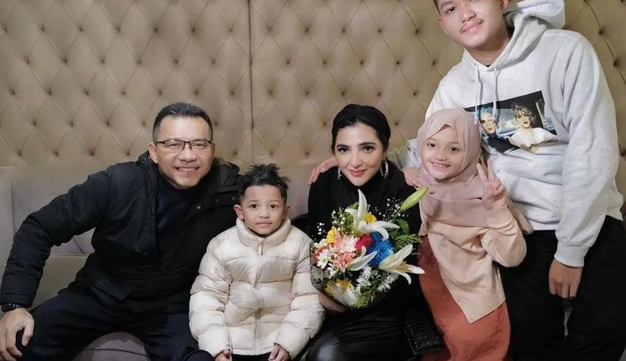 Ini potret keluarga Asix saat merayakan Hari Ibu. Melihat Arsy dalam balutan hijab seperti ini bikin gemas ya? (Instagram/ashanty_ash).