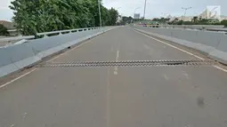 Penampakan retakan yang terjadi di flyover Cengkareng, Jakarta, Kamis (27/12). Dari pengamatan, bagian flyover itu mengalami keretakan di antara penghubung sekitar 20 centimeter. (Liputan6.com/Herman Zakharia)