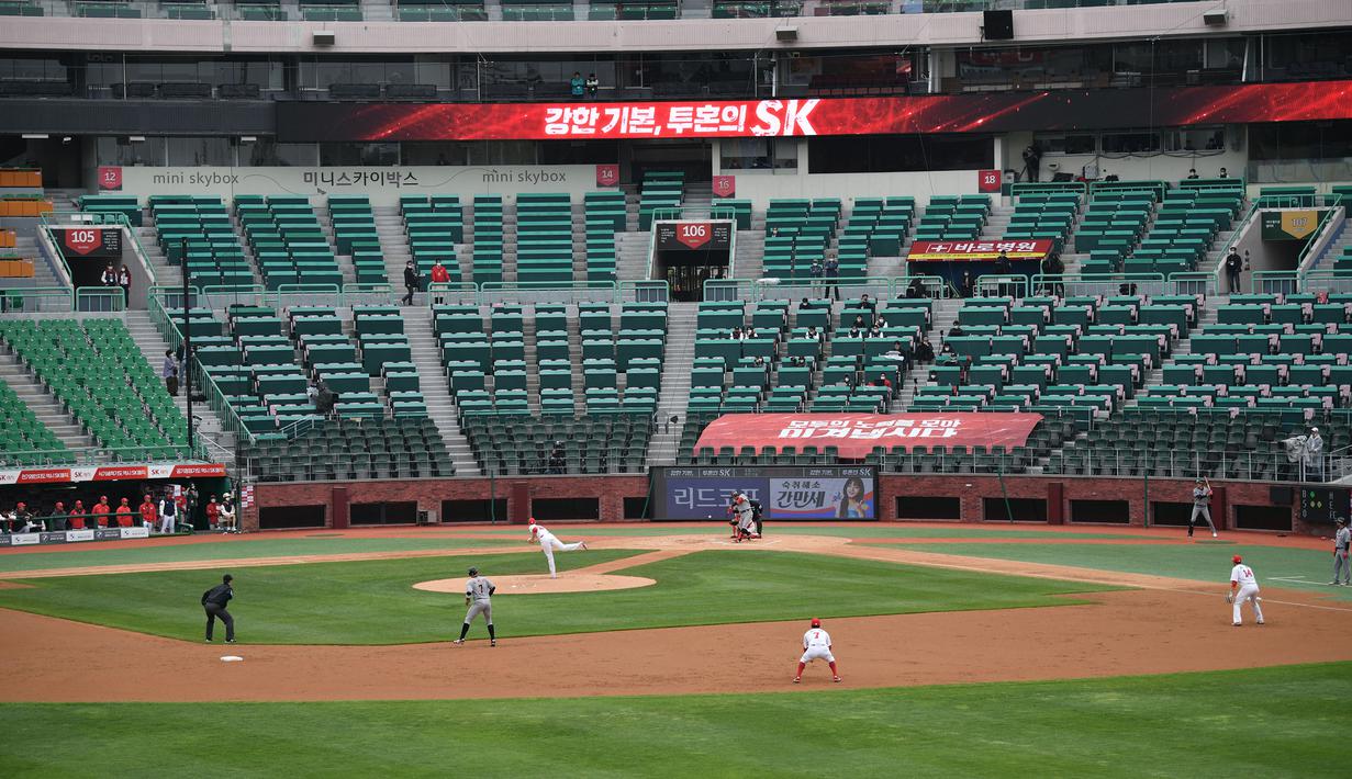 Pertandingan antara Hanwha Eagles melawan SK Wyverns ini digelar di Stadion Bisbol Suwon, Korea Selatan, Kamis (5/5/2020). Korea Selatan kembali gelar kompetisi baseball KBO League 2020 dengan sistem pertandingan tanpa penonton di tengah pandemi COVID-19. (AFP/Jung Yeon-je)