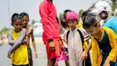 Anak-anak memperhatikan ubur-ubur tangkapan petugas di Pantai Lagoon, Ancol Taman Impian, Jakarta, Rabu (9/10/2019). Pihak Ancol telah memasang jaring agar ubur-ubur itu tidak sampai ke tempat warga yang sedang berenang. (Liputan6.com/Faizal Fanani)