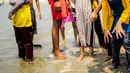 Anak-anak memperhatikan ubur-ubur tangkapan petugas di Pantai Lagoon, Ancol Taman Impian, Jakarta, Rabu (9/10/2019). Pihak Ancol telah memasang jaring agar ubur-ubur itu tidak sampai ke tempat warga yang sedang berenang. (Liputan6.com/Faizal Fanani)