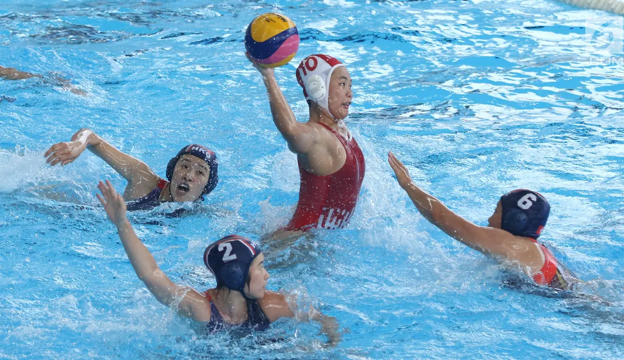 Pemain Polo Air Putri Indonesia, Febrika Indirawati melakukan lemparan ke gawang Hong Kong pada laga penyisihan grup A Asian Games 2018, Jakarta, Jumat (17/8). Indonesia unggul tipis 9-8. (Liputan6.com/Helmi Fithriansyah)