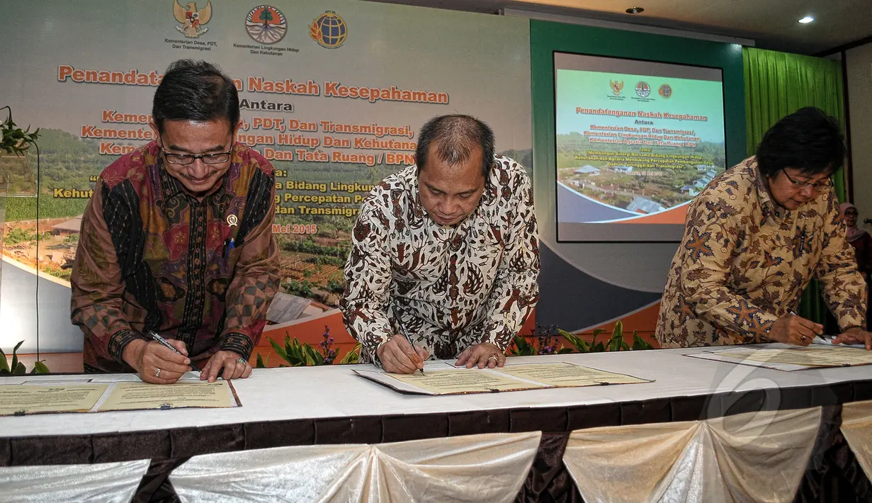 Menteri Siti Nurbaya (kiri), Menteri Marwan Jaffar (tengah) dan Menteri Ferry Mursyidan Baldan menandatangi MoU terkait pengadaan sembilan juta Hektare Lahan Transmigrasi di kantor Kementerian Desa PDDT, Jakarta, Jumat (8/5). (Liputan6.com/Yoppy Renato)