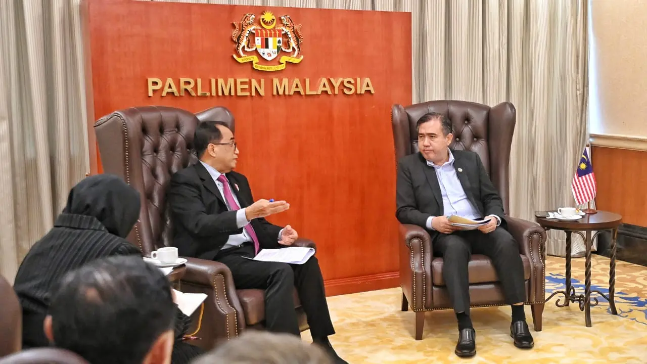 Menhub bertemu dengan Menteri Transportasi Malaysia Loke Siew Fook membahas sejumlah hal dalam rangka penguatan kerjasama kedua negara di sektor transportasi