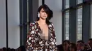 Model Kendall Jenner mengenakan busana rancangan Michael Kors koleksi Spring/Summer 2017 dalam ajang New York Fashion Week  di Manhattan, AS (14/9). Kendall Jenner tampil cantik dengan gaun bermotif bunga. (AFP Photo/Angela Weiss)