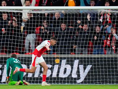 Pemain Slavia Praha Mojmir Chytil (kanan) melakukan selebrasi usai mencetak gol melewati kiper Sheriff Tiraspol  Maksym Koval pada pertandingan sepak bola Grup G Liga Europa di Fortuna Arena, Praha, Republik Ceko, Kamis (5/10/2023). (AP Photo/Petr David Josek)