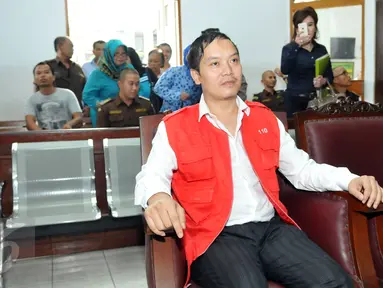 Perancang busana kondang, Hengki Kawilarang menjalani sidang perdana dengan agenda pembacaan dakwaan di PN Jakarta Selatan, Senin (22/6/2015). Hengki diduga telah menggelapkan uang sebesar Rp 1,6 miliar milik Jeng Ana. (Liputan6.com/Panji Diksana)