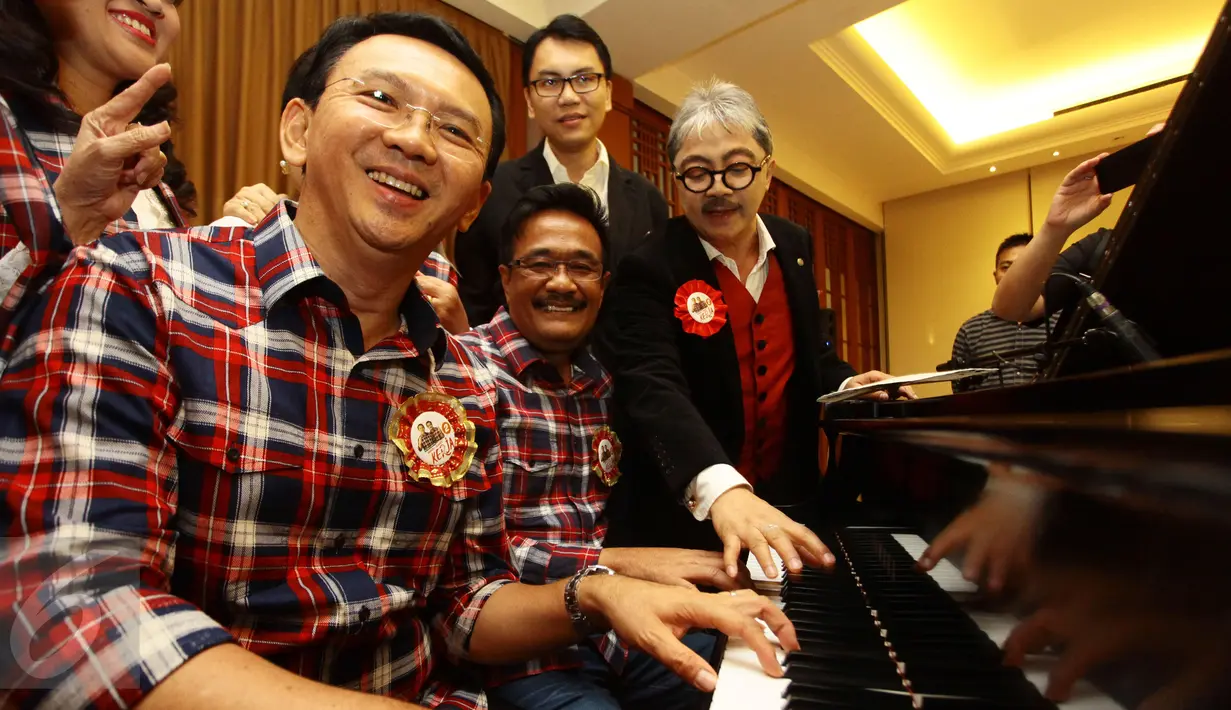 Cagub DKI Jakarta Basuki Tjahaja Purnama (Ahok) bersama  Cawagub Djarot Saiful Hidayat bermain piano besama saat di acara penggalangan dana kampanye di Jakarta, Minggu (27/11). (Liputan6.com/Herman Zakharia)