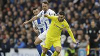 Gelandang Chelsea Eden Hazard berjibaku dengan penggawa Brighton & Hove Albion Dale Stephens pada laga Liga Inggris di American Express Community Stadium, Minggu (16/12/2018). (AP Photo/Matt Dunham)