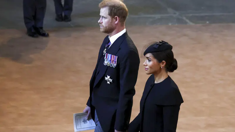 Pangeran Harry dan Meghan Markle menghadiri prosesi persemayaman mendiang Ratu Elizabeth II di Westminster Hall, London, 14 September 2022. (Christopher Furlong/Pool Photo via AP)