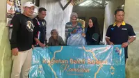 Karyawan QNET, memberikan bantuan makanan dan barang bagi penduduk desa untuk berbuka puasa di Desa Tumpakpelem, Ponogoro, Jawa Timur. QNET akan terus mendukung komunitas atau masyarakat yang membutuhkan melalui Employee Community Impact (ECI) dan program dampak sosialnya, termasuk selama bulan Ramada (Liputan6.com/HO)