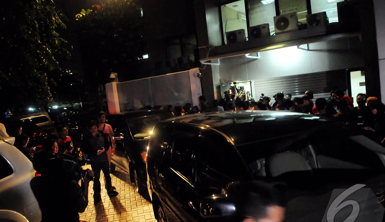 Pantauan Liputan6.com di Gedung KPK, pihak yang tertangkap itu adalah 3 orang perempuan dan 2 orang laki-laki. Kelimanya kemudian langsung digiring menuju salah satu ruang, Jumat (18/07/2014) (Liputan6.com/Faisal R Syam)