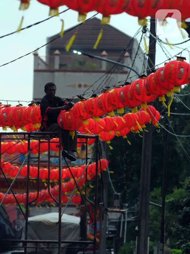 Jelang Imlek, Ratusan Lampion Mulai Hiasi Klenteng Hok Lay Kiong Bekasi