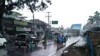 Kondisi longsor yang terjadi di kawasan Puncak Bogor, Jawa Barat (5/2). Selain itu tiang listrik roboh mengganggu lalu lintas sehingga jalan tidak dapat dilalui. (Foto: Lantas Bogor)