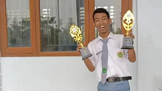 Hendro Prasetyo, pemuda Tuli asal Nganjuk, Jawa Timur yang gemar melukis. Foto: Tangkapan layar Instagram hendro_prasetyo_24.