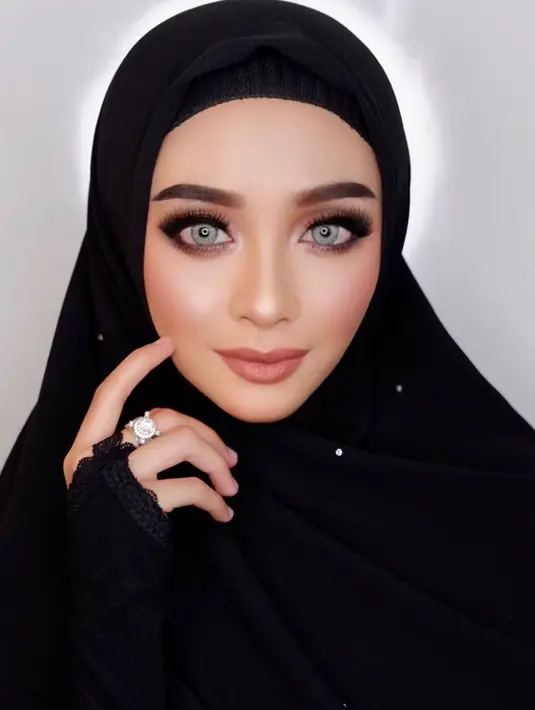 Biasa tampil dengan makeup ceria, ternyata Ega Noviantika jago bergaya dengan makeup gelap. Penyanyi dangdut ini memilih tampil dengan makeup bold bagian mata, dan lipstik soft di bagian bibir. (Liputan6.com/IG/eganoviantika_98)
