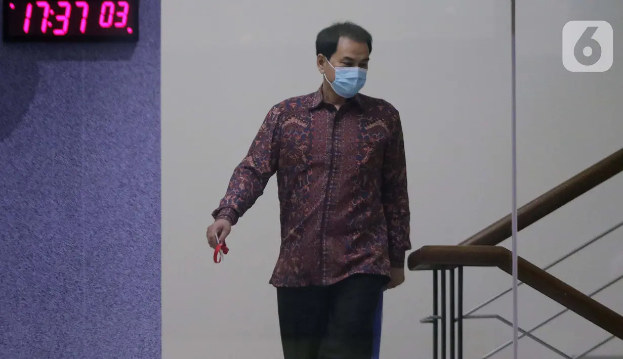 Wakil Ketua DPR RI, Azis Syamsuddin usai menjalani pemeriksaan di Gedung KPK, Jakarta, Rabu (9/6/2021). Azis Syamsuddin diperiksa sebagai saksi terkait kasus dugaan suap penanganan perkara yang menyeret penyidik KPK dari unsur Polri, Stefanus Robin Pattuju. (Liputan6.com/Helmi Fithriansyah)